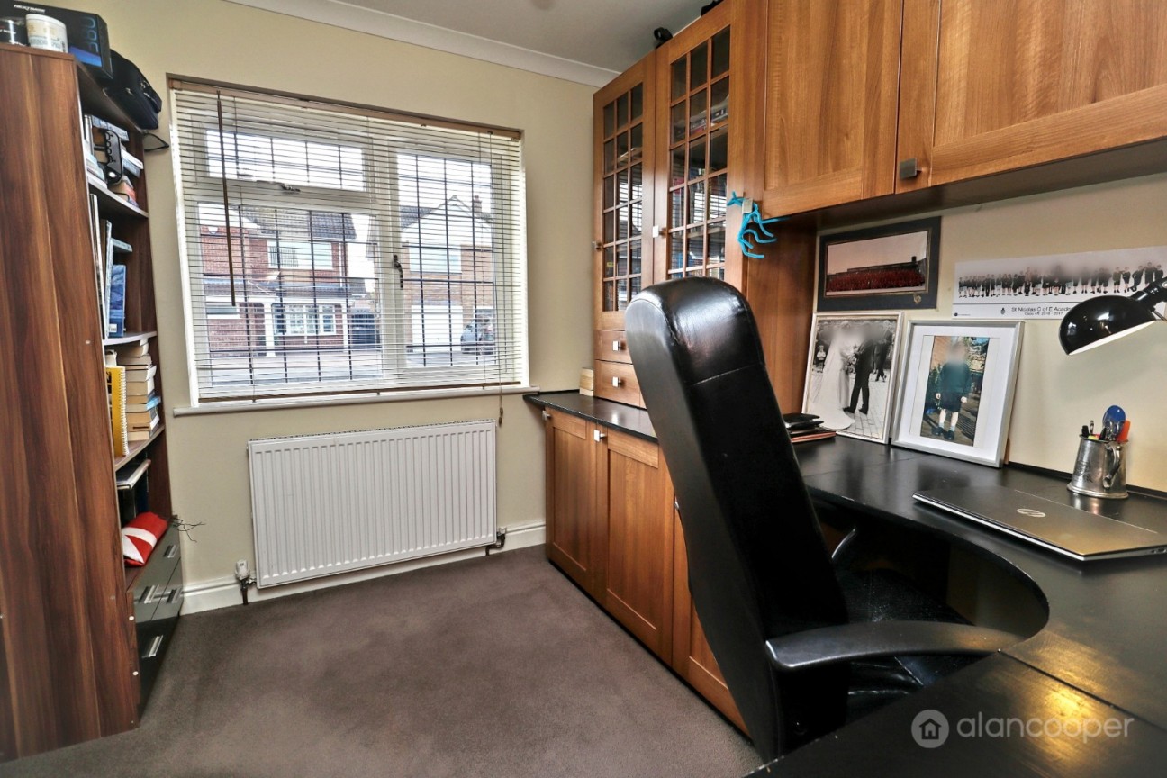 Clay Avenue, St Nicolas Park, Nuneaton, CV11 6DU