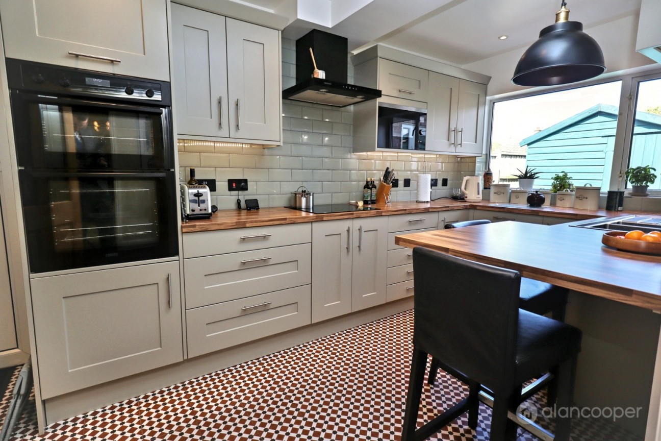 Clay Avenue, St Nicolas Park, Nuneaton, CV11 6DU