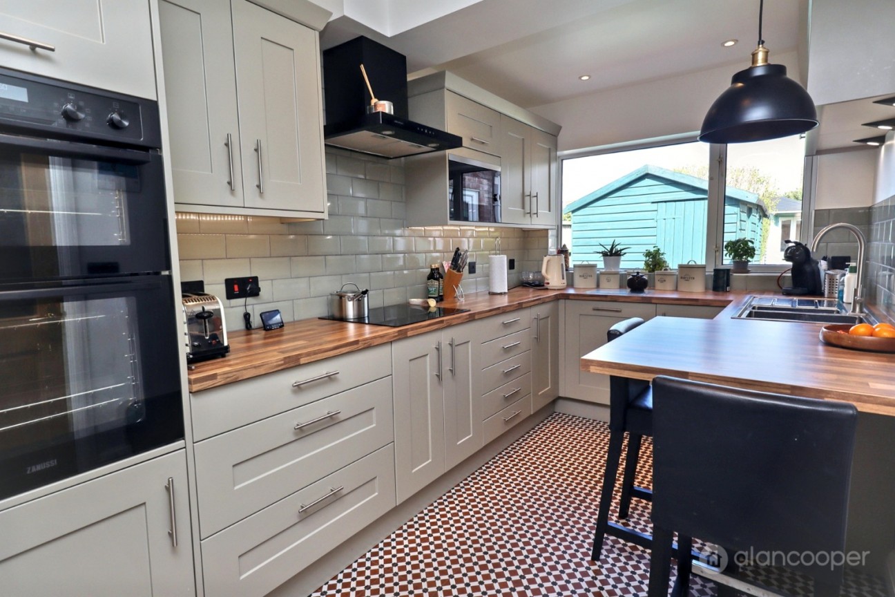 Clay Avenue, St Nicolas Park, Nuneaton, CV11 6DU