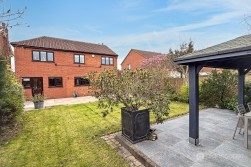 Dorchester Way, St Nicolas Park, Nuneaton, CV11 6XB