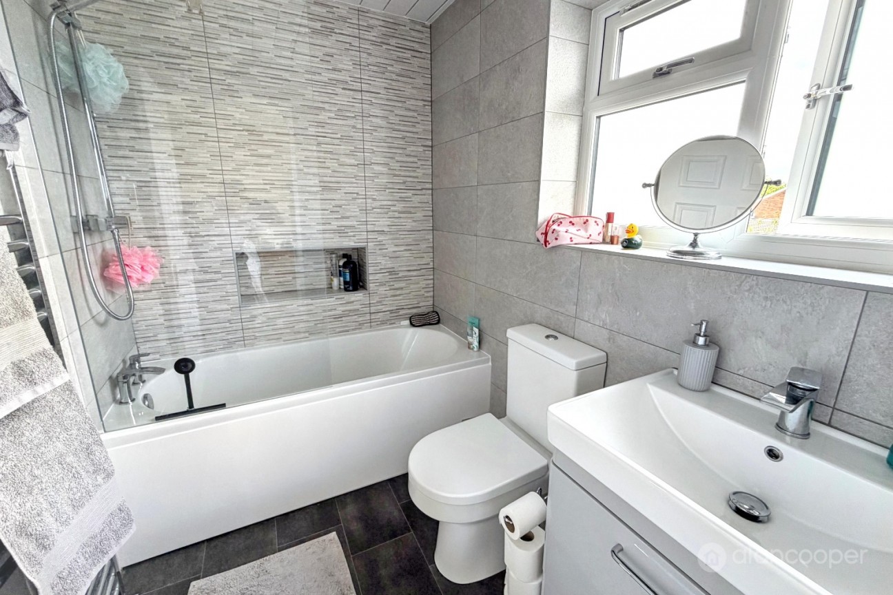 Abingdon Way, St Nicolas Park, Nuneaton, CV11 6DX