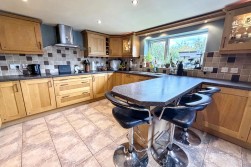 Abingdon Way, St Nicolas Park, Nuneaton, CV11 6DX