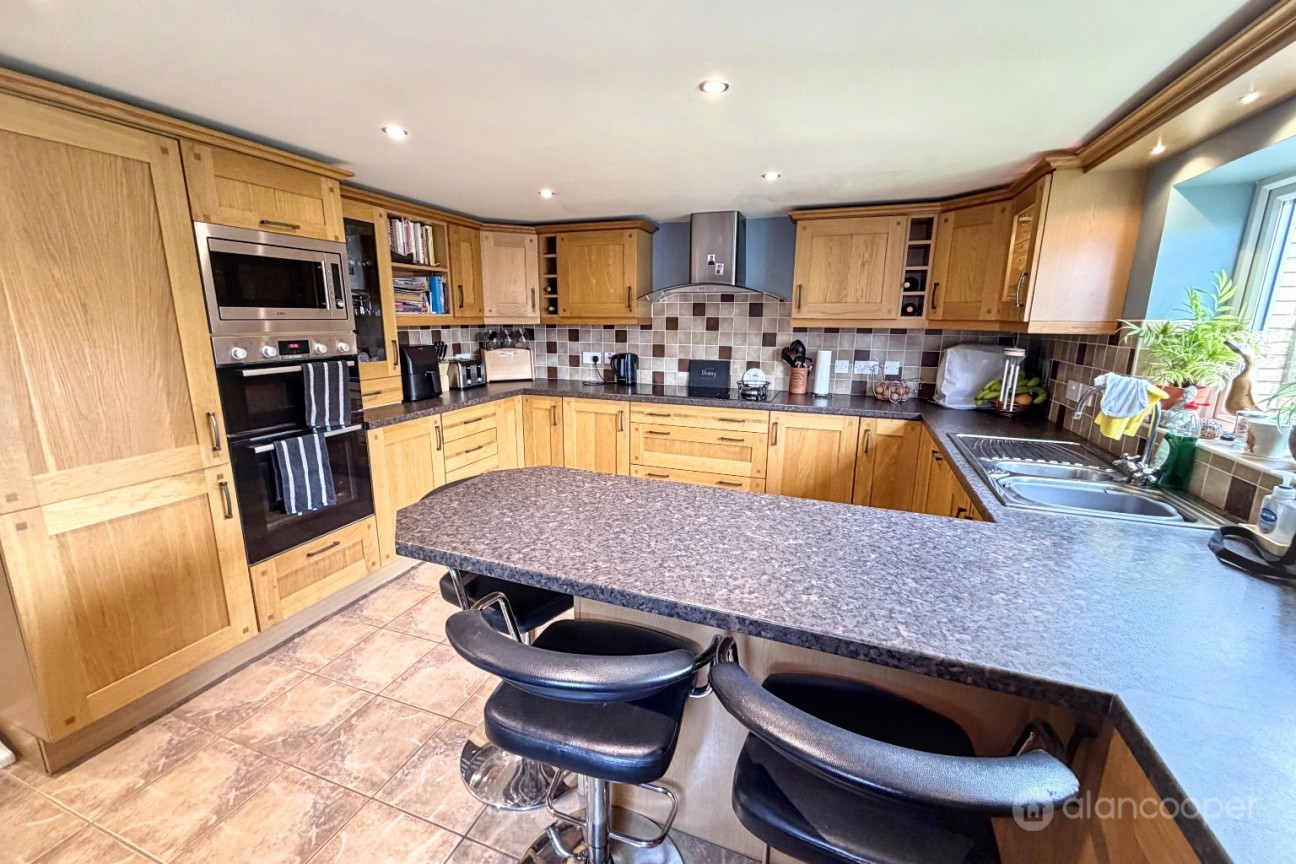 Abingdon Way, St Nicolas Park, Nuneaton, CV11 6DX