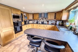 Abingdon Way, St Nicolas Park, Nuneaton, CV11 6DX