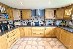 Abingdon Way, St Nicolas Park, Nuneaton, CV11 6DX