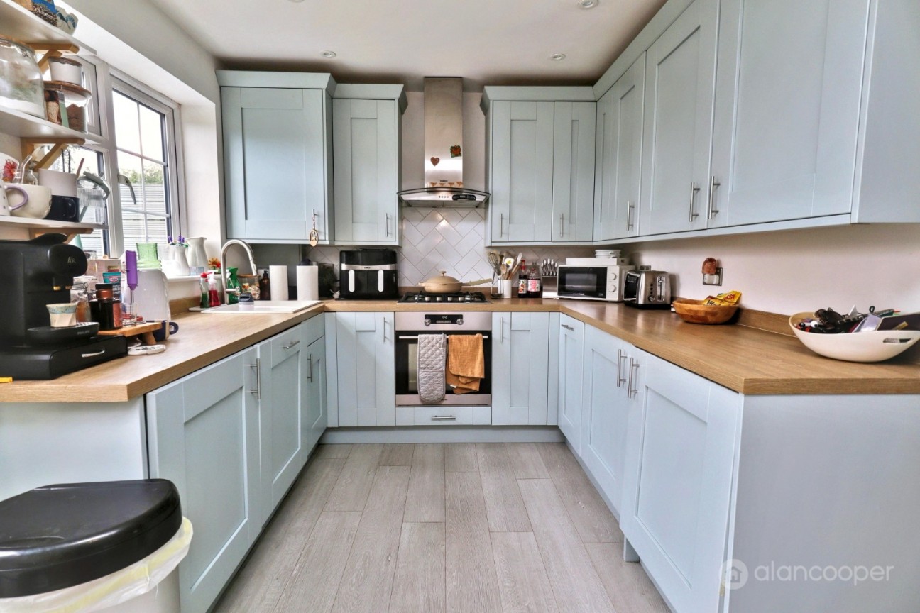 Pangbourne Close, St Nicolas Park, Nuneaton, CV11 6HQ