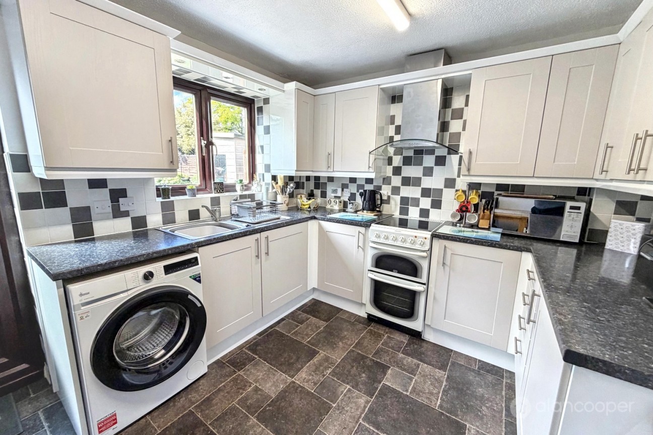 Bronze Close, Maple Park, Nuneaton, CV11 4YD