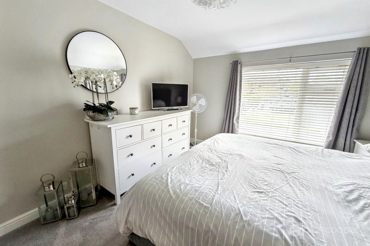 Somerset Drive, Lindley Park, Nuneaton, CV10 8DD