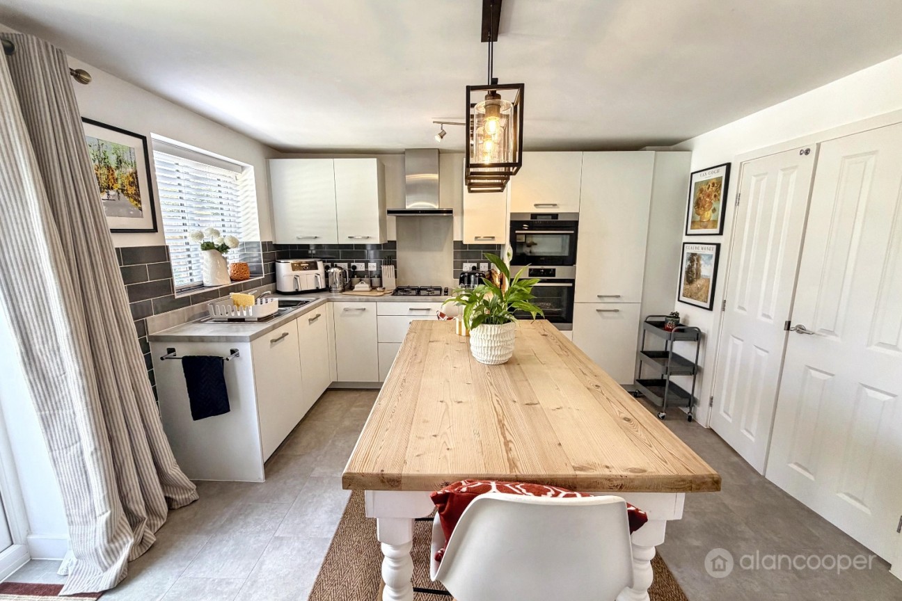 Russett Avenue, Manor Fields, Nuneaton, CV11 6YW