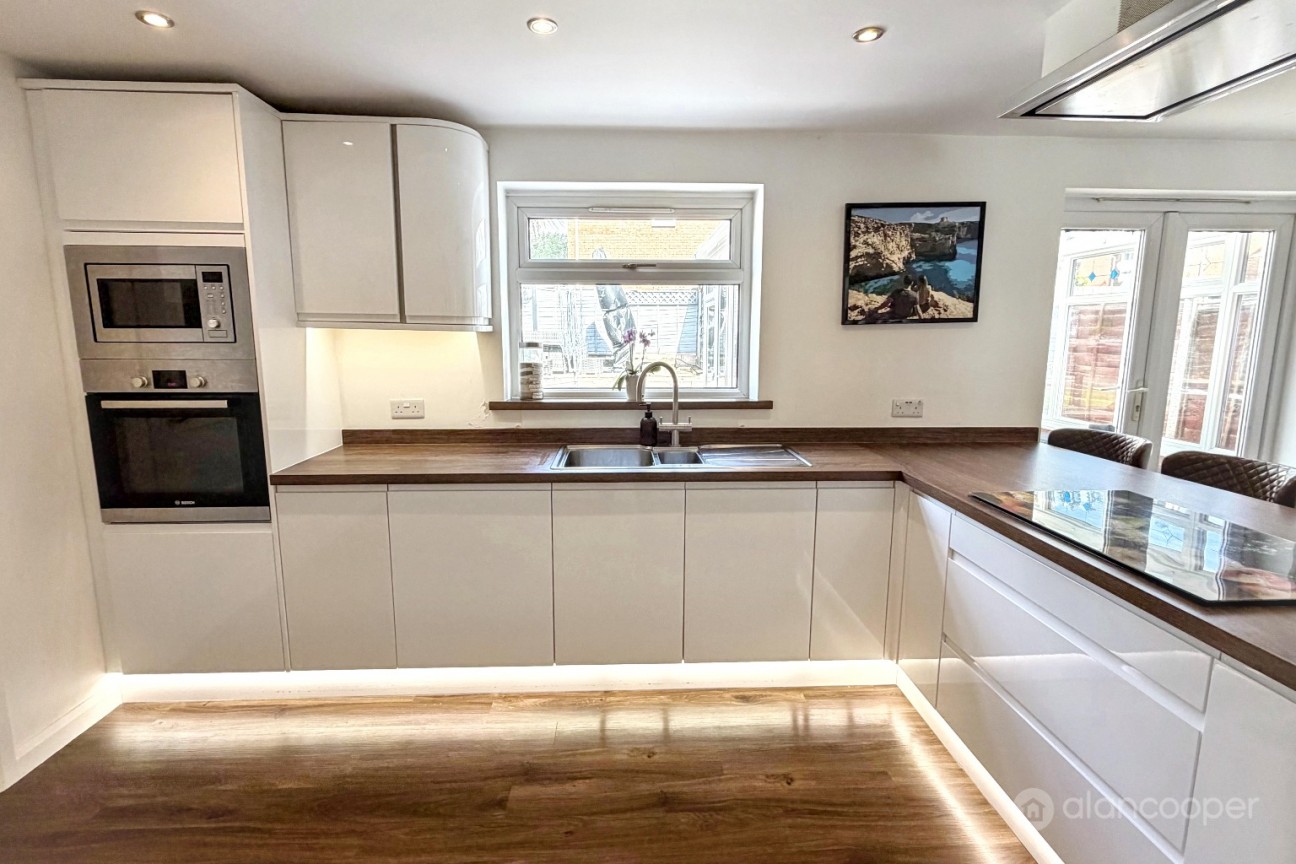Snowshill Close, Maple Park, Nuneaton, CV11 4XQ