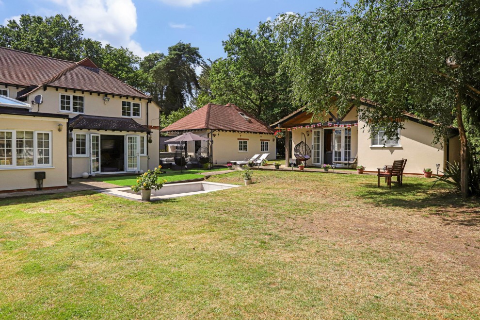 25 Crooksbury Road, Farnham, GU10