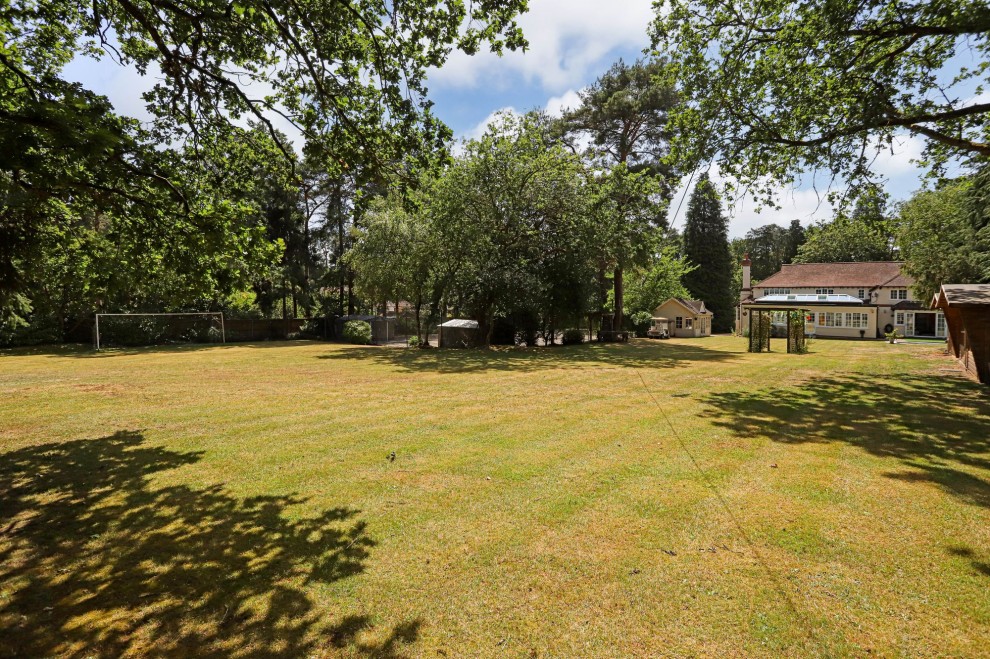 25 Crooksbury Road, Farnham, GU10