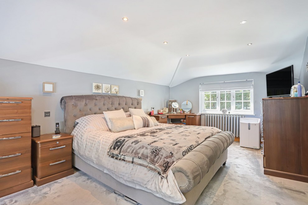 25 Crooksbury Road, Farnham, GU10