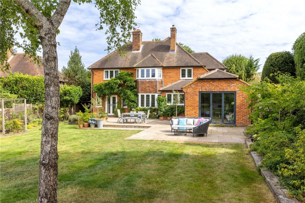 Lynch Road, Farnham, GU9