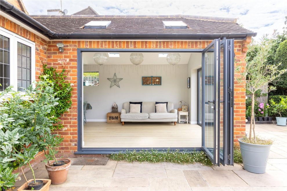 Lynch Road, Farnham, GU9