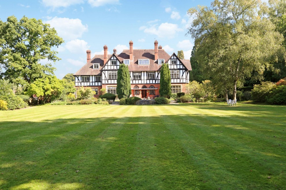 Frensham Road, Frensham, GU10