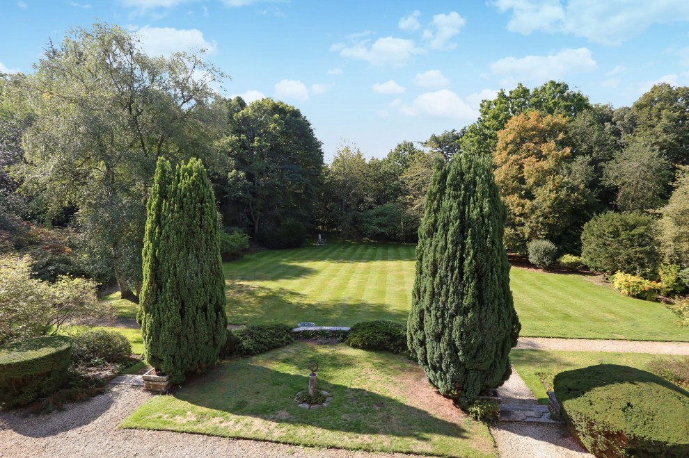 Frensham Road, Frensham, GU10