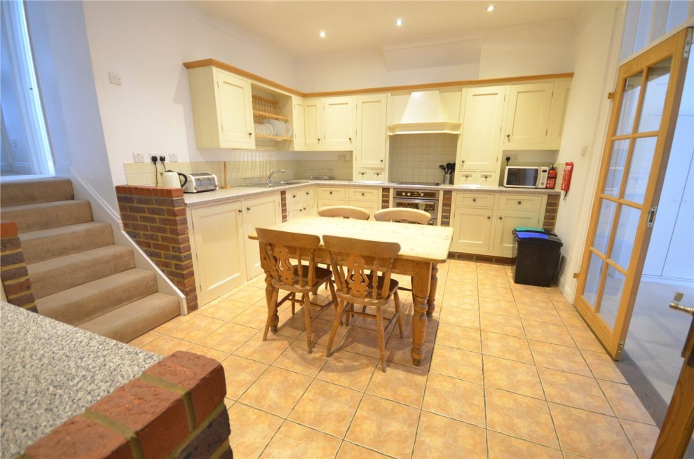 St. Georges Yard, Farnham, GU9