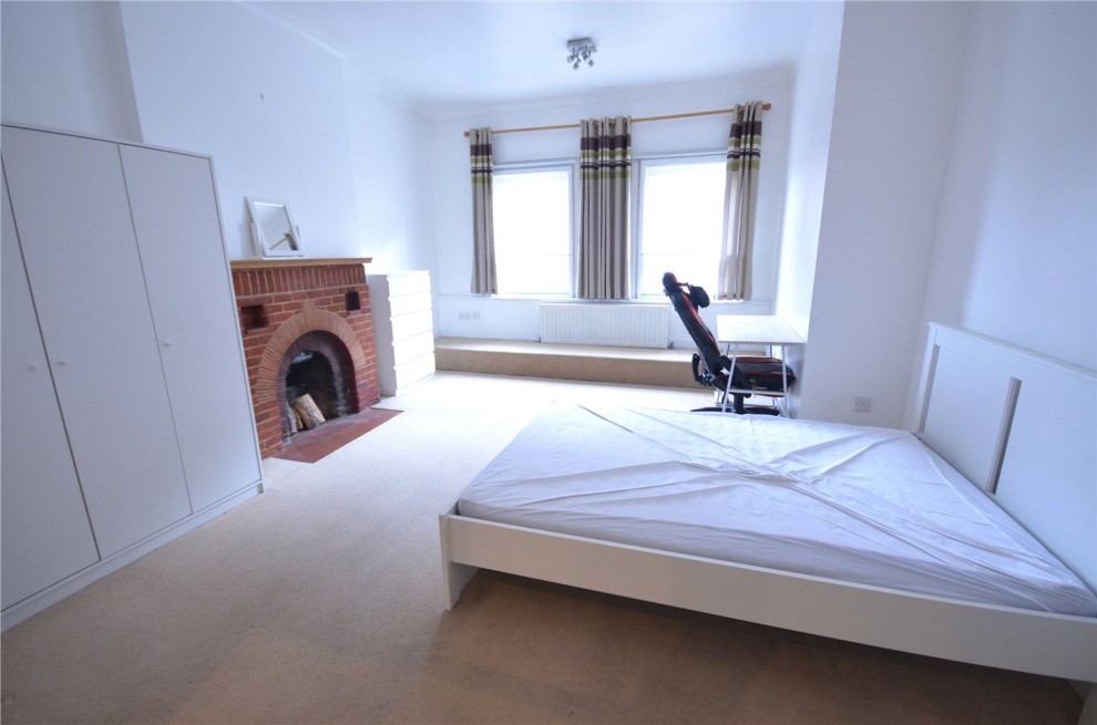 St. Georges Yard, Farnham, GU9