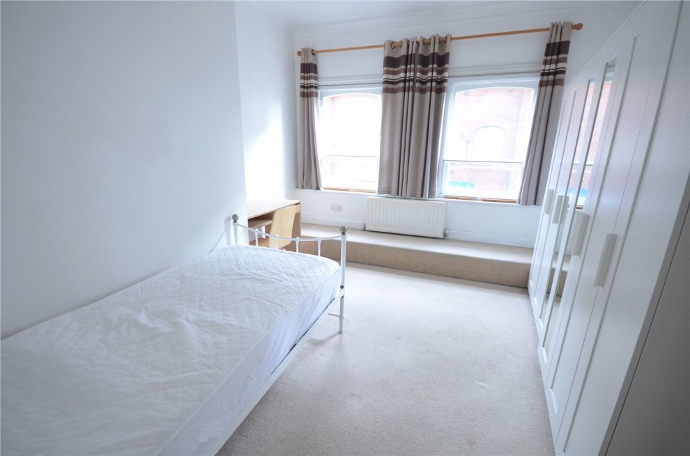 St. Georges Yard, Farnham, GU9