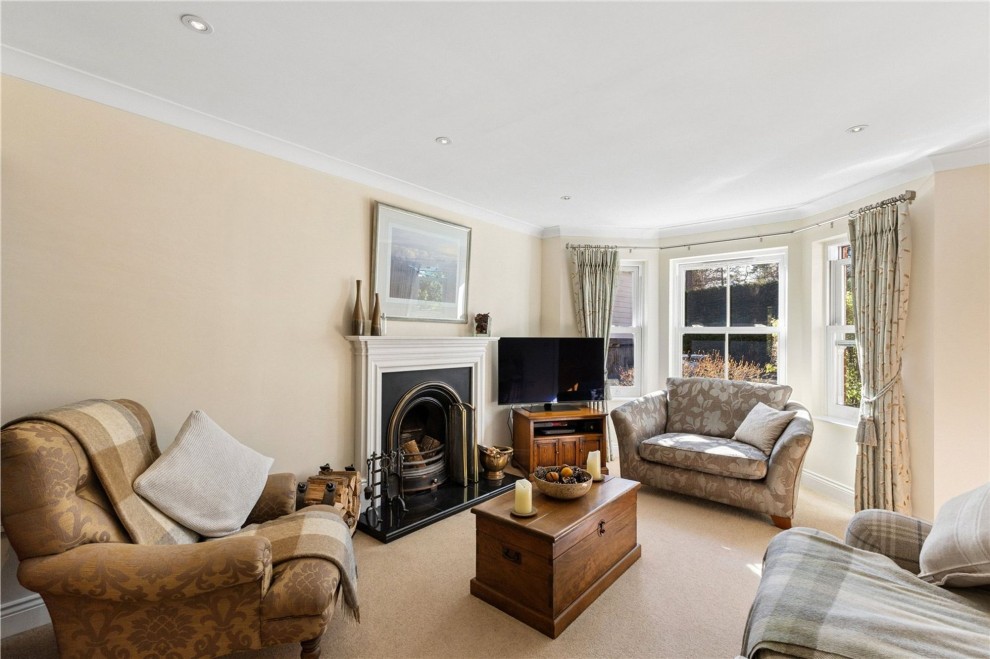 Aveley Lane, Farnham, GU9