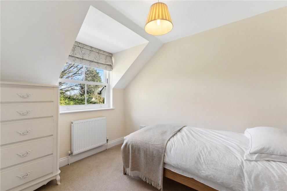 Aveley Lane, Farnham, GU9