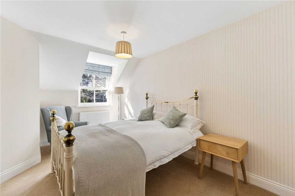 Aveley Lane, Farnham, GU9