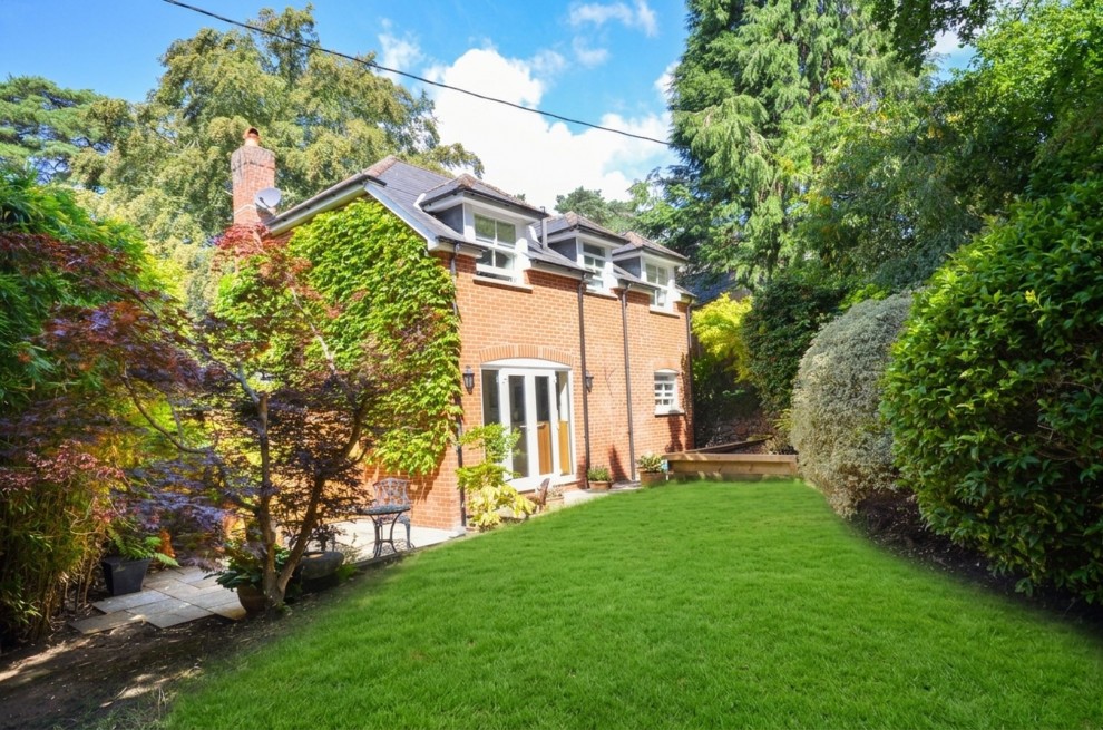 Aveley Lane, Farnham, GU9