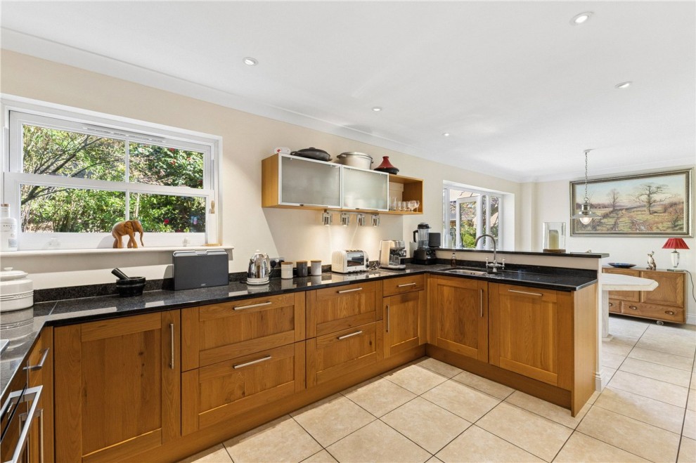 Aveley Lane, Farnham, GU9
