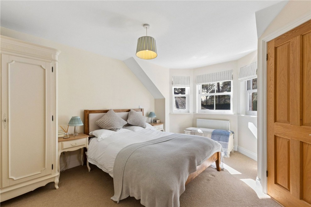 Aveley Lane, Farnham, GU9
