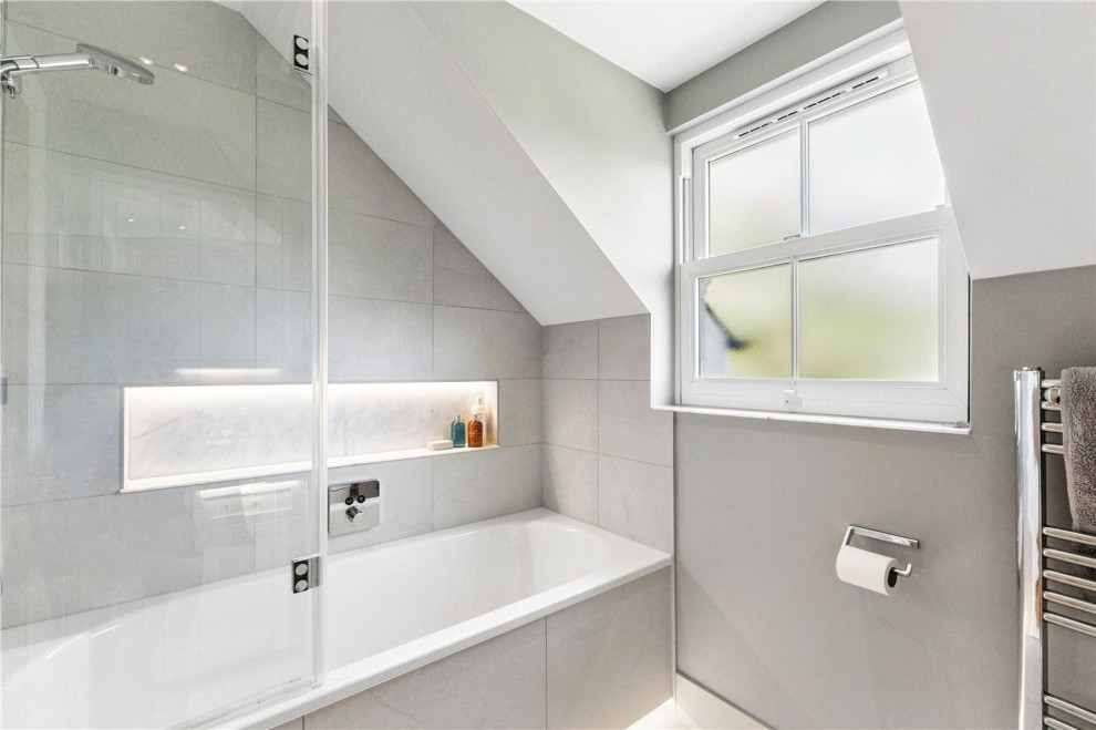 Aveley Lane, Farnham, GU9