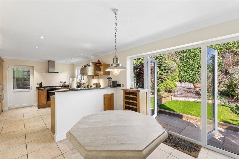 Aveley Lane, Farnham, GU9