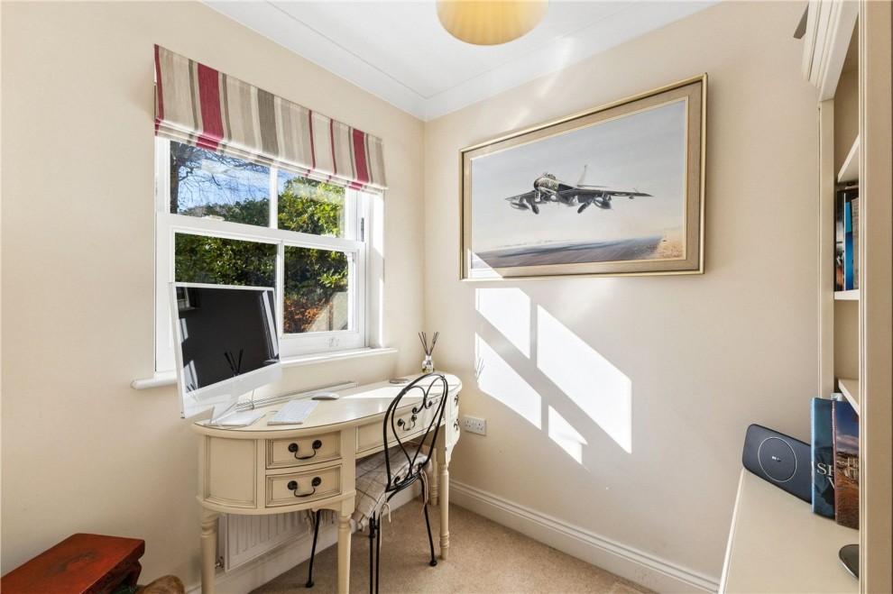 Aveley Lane, Farnham, GU9