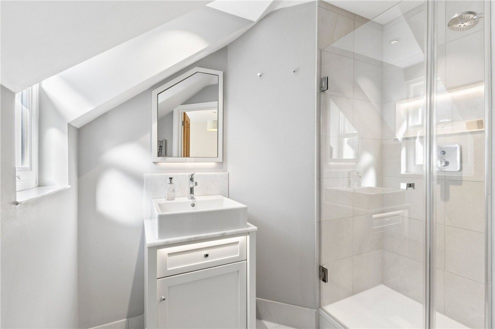Aveley Lane, Farnham, GU9