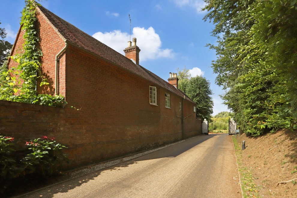 Moor Park Lane, Farnham, GU10