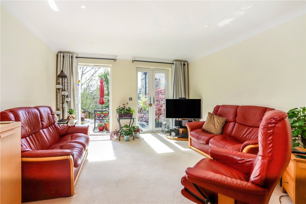 Shortheath Road, Farnham Cloisters, GU9