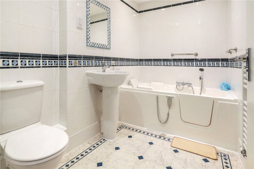 Shortheath Road, Farnham Cloisters, GU9