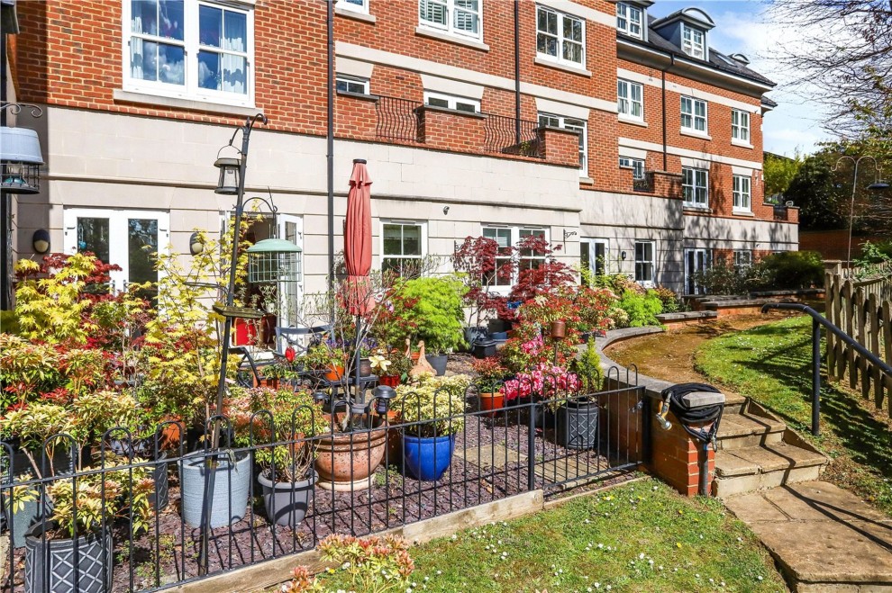 Shortheath Road, Farnham Cloisters, GU9