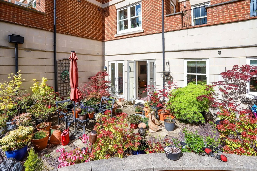 Shortheath Road, Farnham Cloisters, GU9