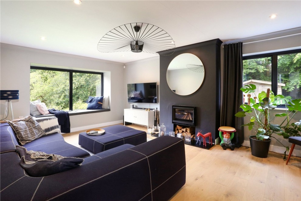 Longdown Road, Lower Bourne, GU10