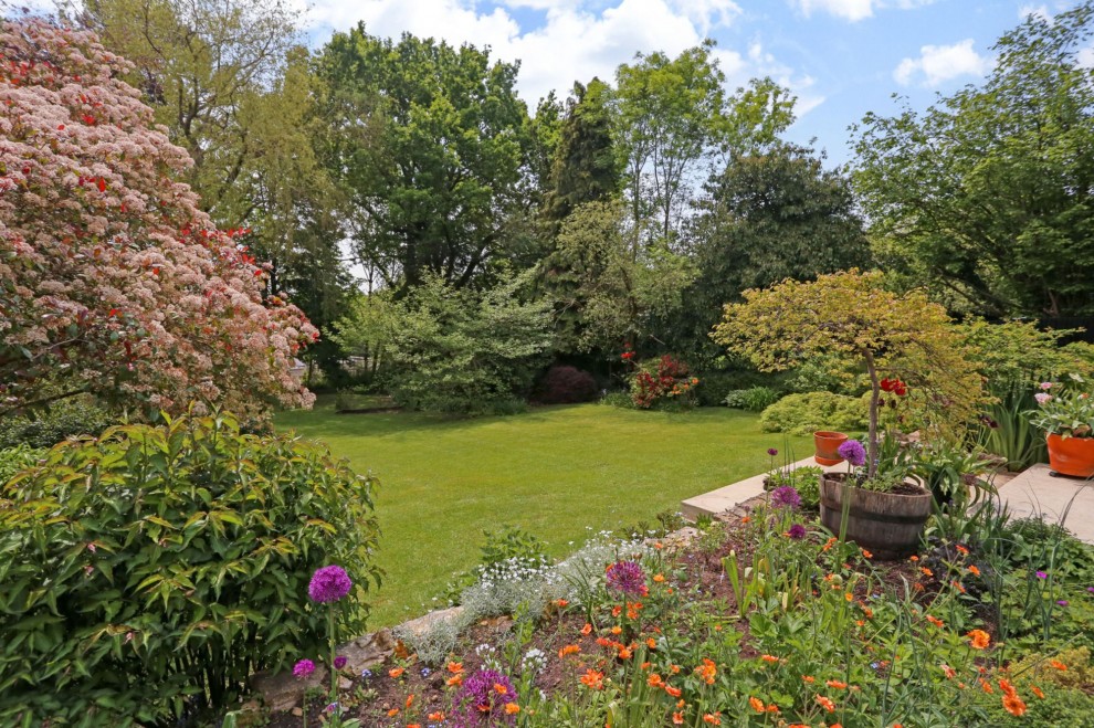 Longdown Road, Lower Bourne, GU10