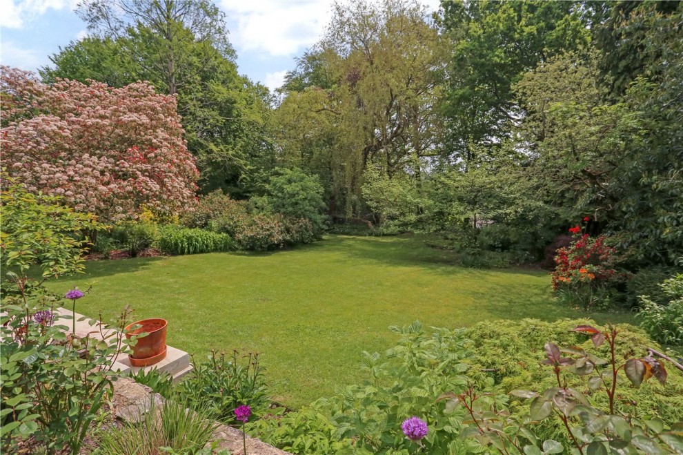 Longdown Road, Lower Bourne, GU10