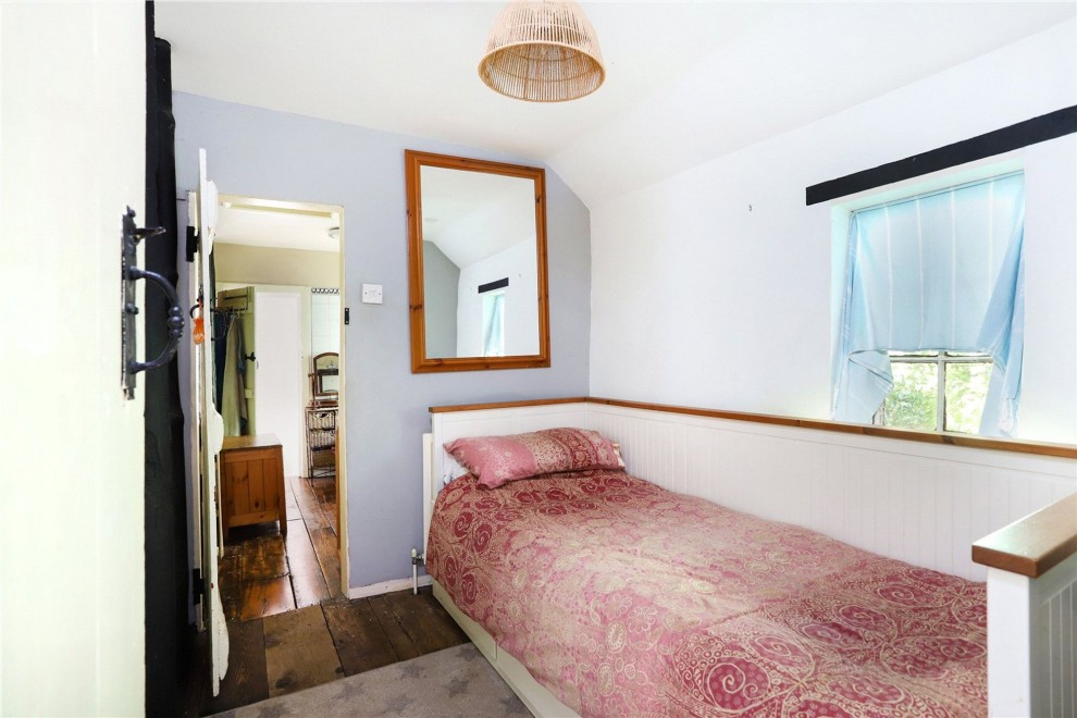 Aveley Close, Farnham, GU9