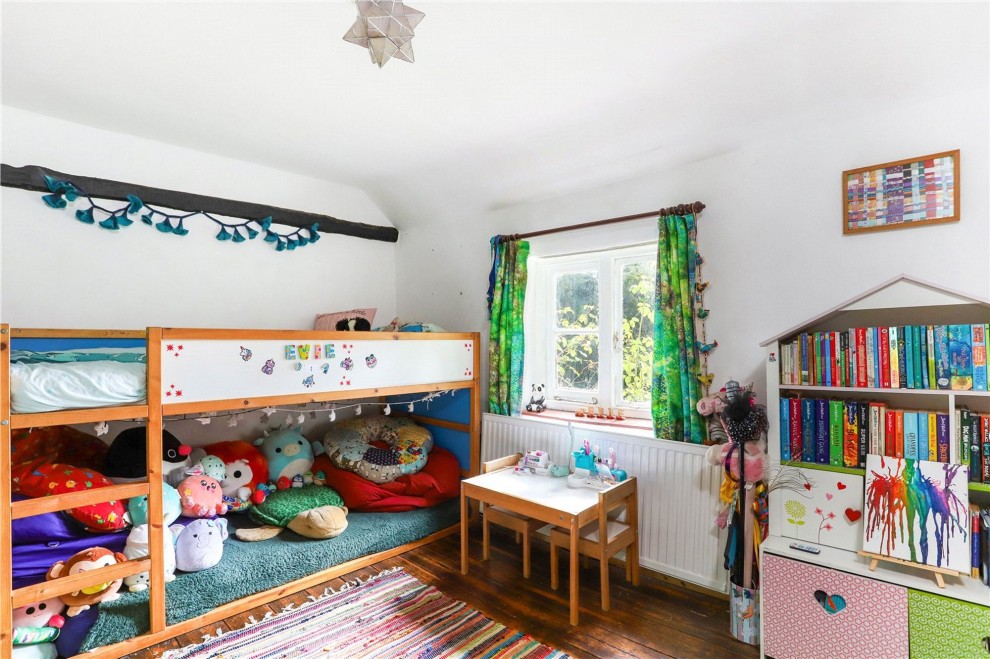 Aveley Close, Farnham, GU9