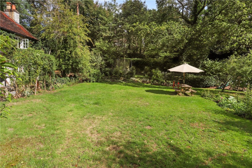 Aveley Close, Farnham, GU9