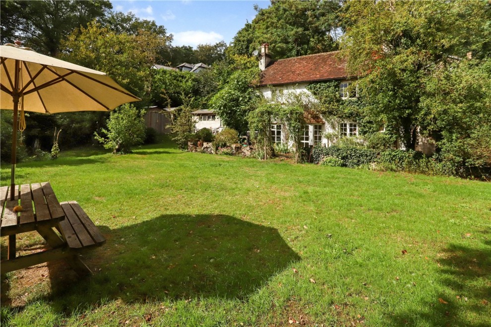 Aveley Close, Farnham, GU9