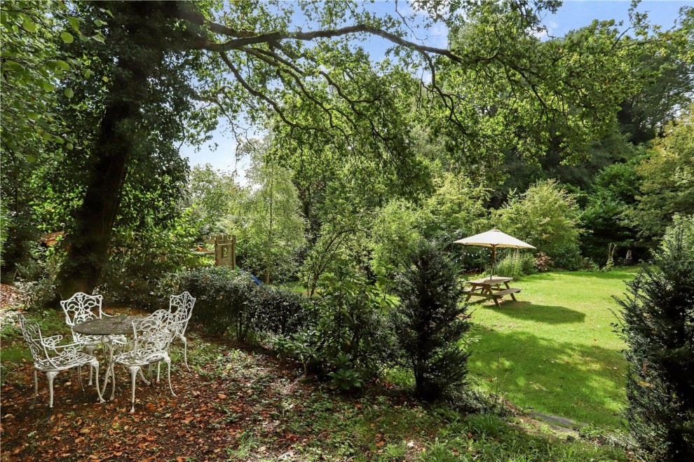 Aveley Close, Farnham, GU9