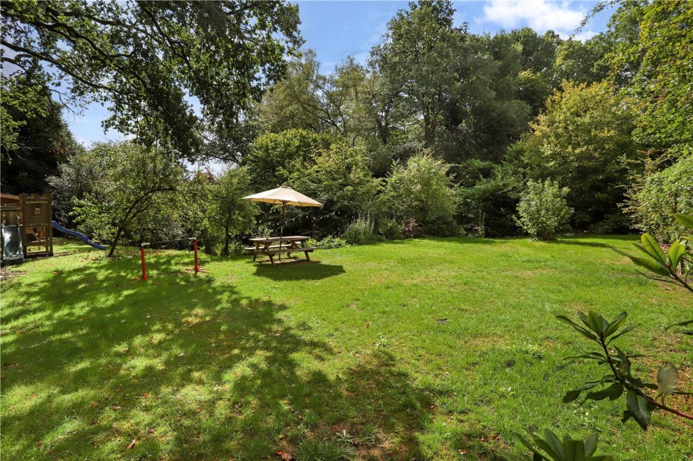 Aveley Close, Farnham, GU9