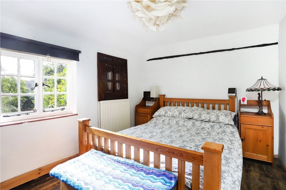 Aveley Close, Farnham, GU9