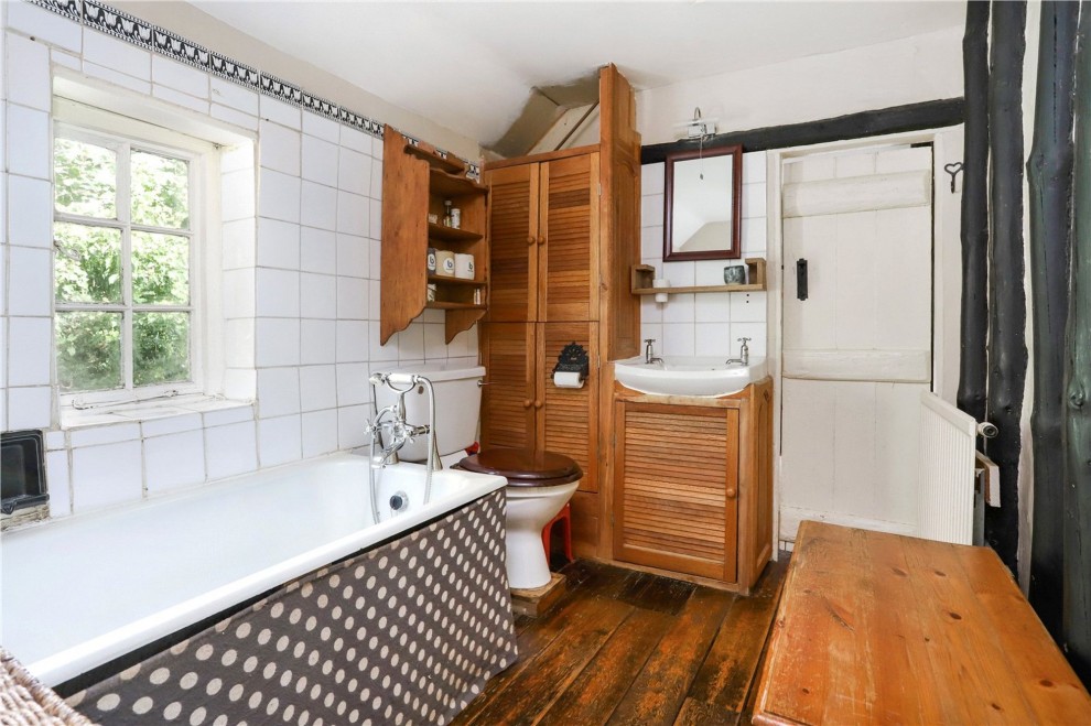 Aveley Close, Farnham, GU9